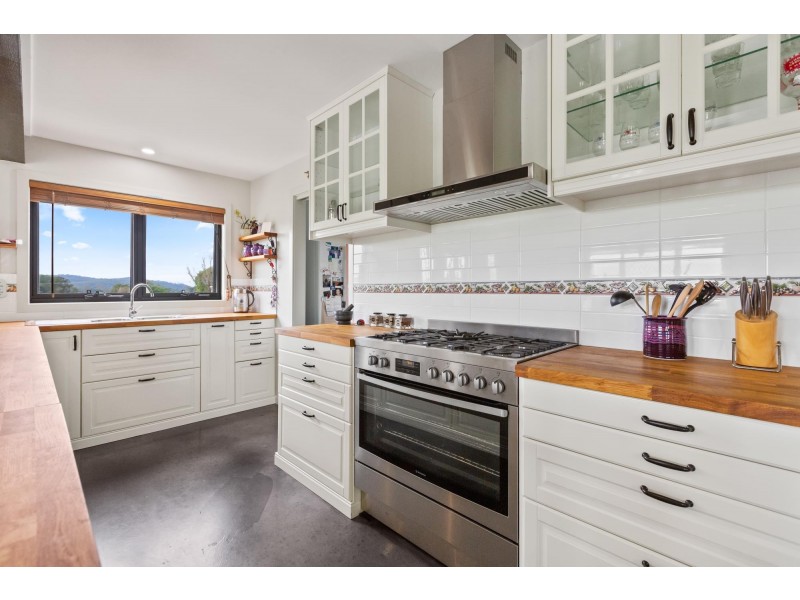 8 Narrawa Place, Bega NSW 2550