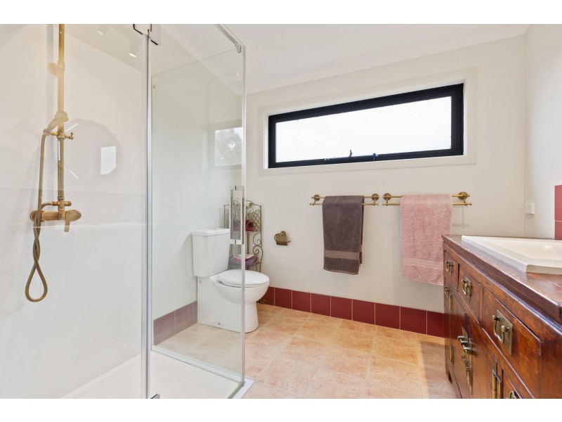 8 Narrawa Place, Bega NSW 2550