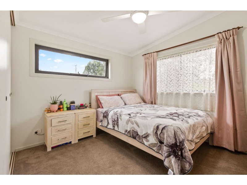 8 Narrawa Place, Bega NSW 2550