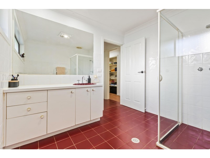 15 Laws Drive, Bega NSW 2550