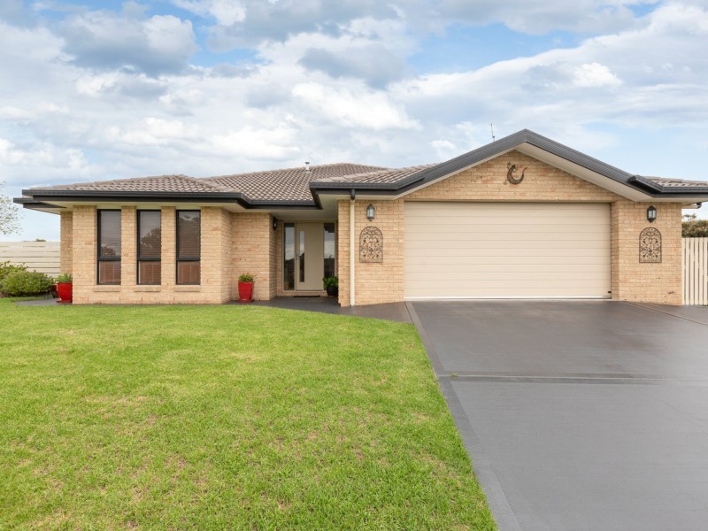 6 Yuin Place, Bega NSW 2550