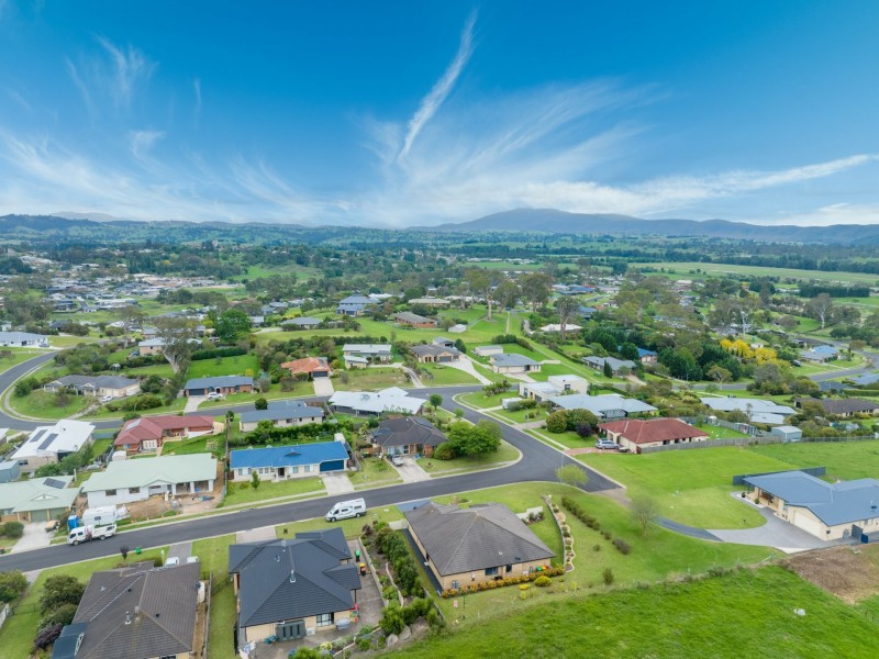 6 Yuin Place, Bega NSW 2550