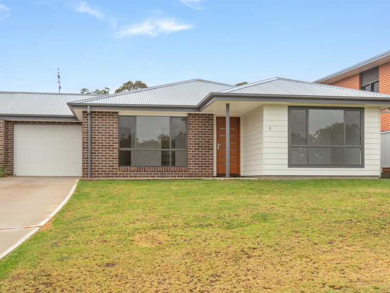 1/2 Kurrajong Crescent, Kalaru NSW 2550