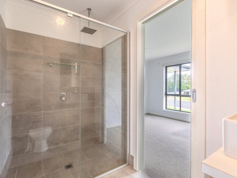1/2 Kurrajong Crescent, Kalaru NSW 2550