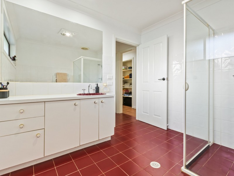 15 Laws Drive, Bega NSW 2550