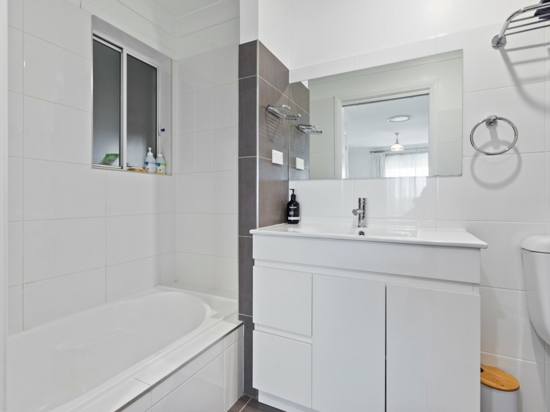 1 Goldberg Place, Bega NSW 2550