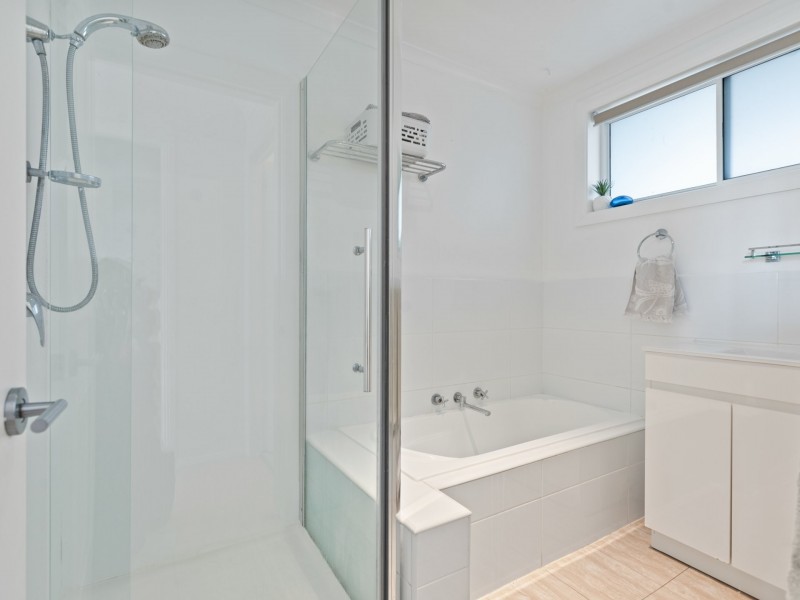 1 Goldberg Place, Bega NSW 2550