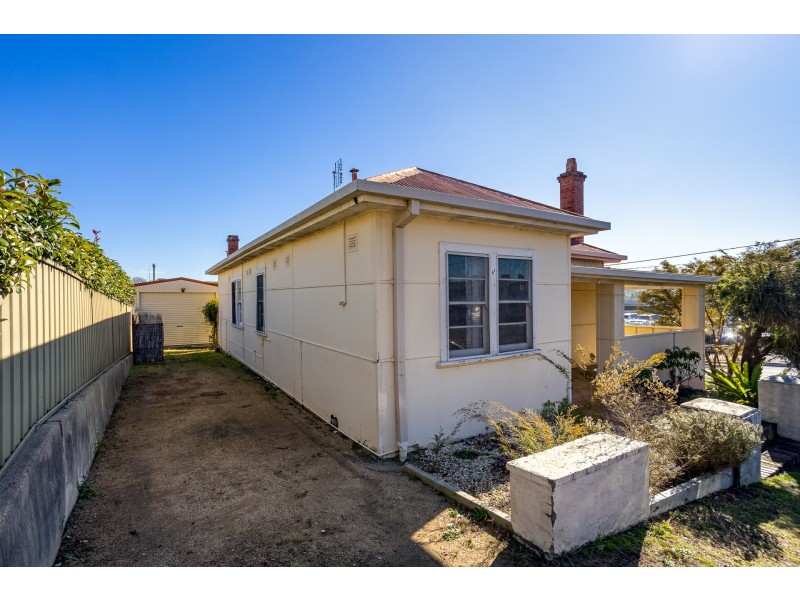84 Upper Street, Bega NSW 2550
