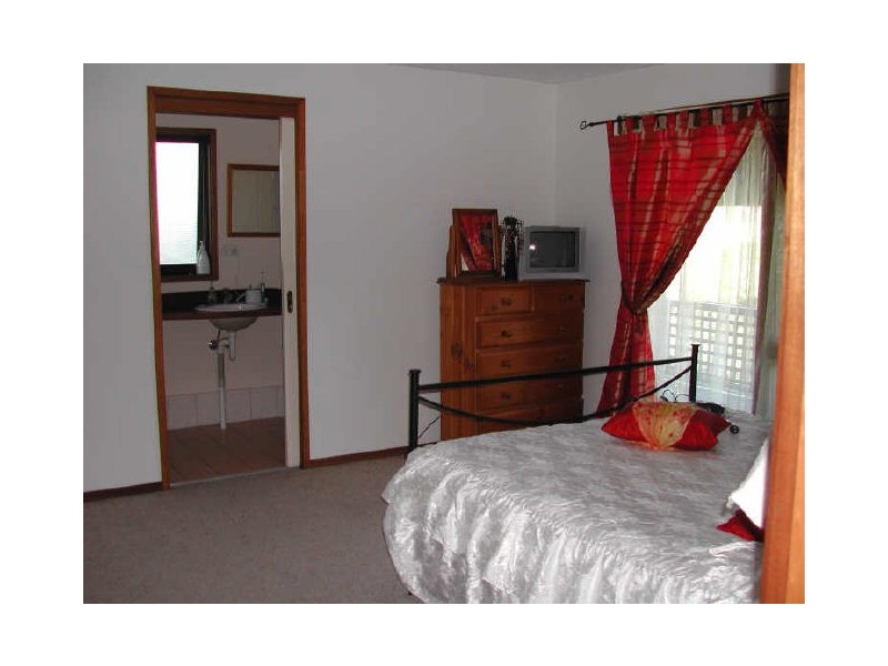 60 Redgum Close, Bega NSW 2550