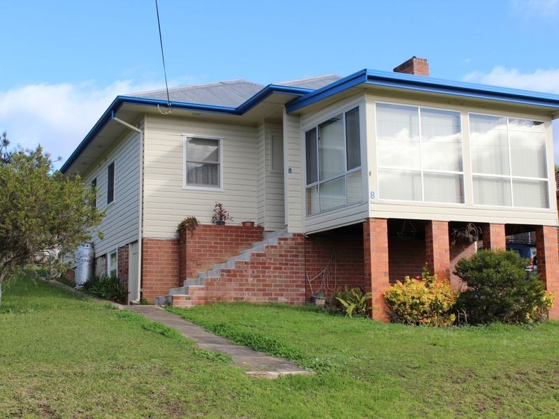 8 Gowing Avenue, Bega NSW 2550