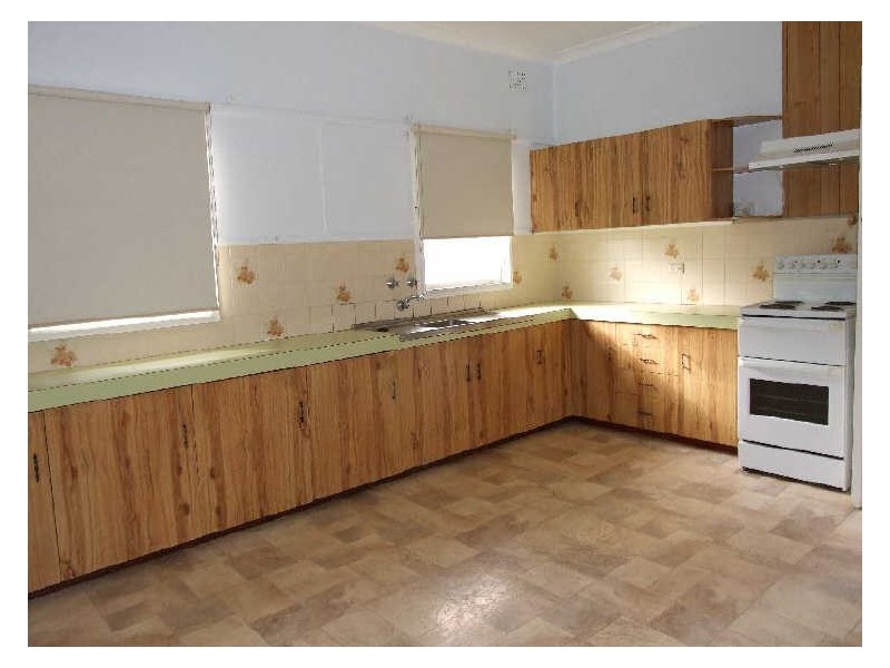 8 Gowing Avenue, Bega NSW 2550