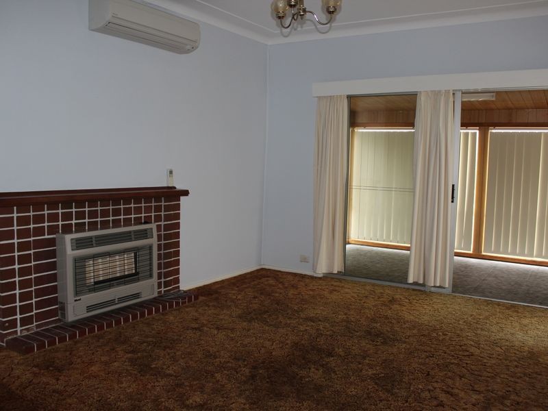 8 Gowing Avenue, Bega NSW 2550
