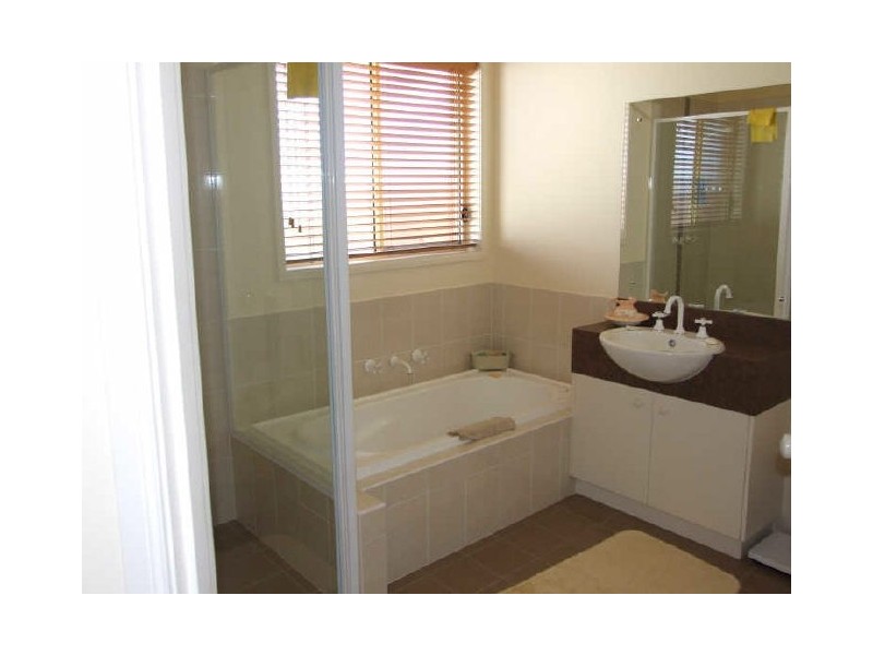 2 Koma Street, Bega NSW 2550