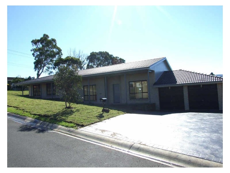 8 Howard Avenue, Bega NSW 2550