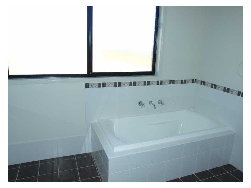 8 Howard Avenue, Bega NSW 2550