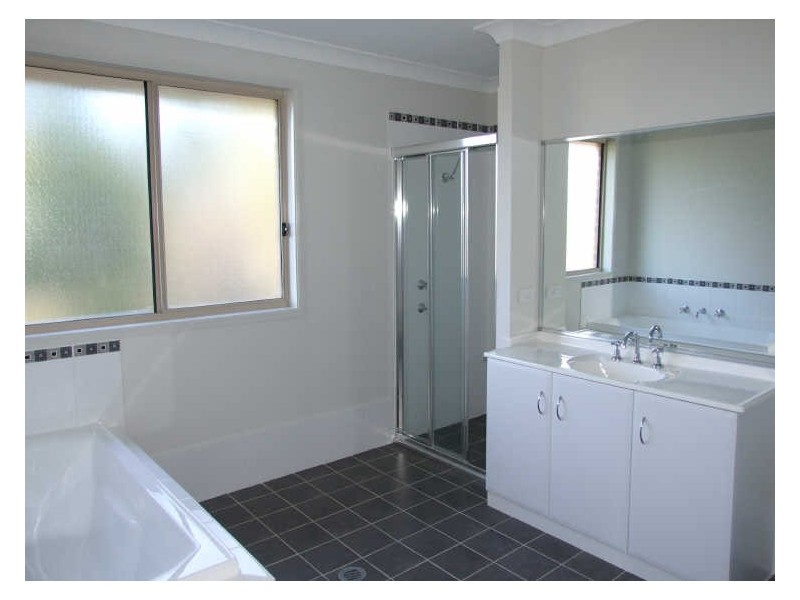 2 Howard Avenue, Bega NSW 2550