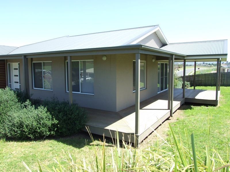 10 Koma Circuit, Bega NSW 2550