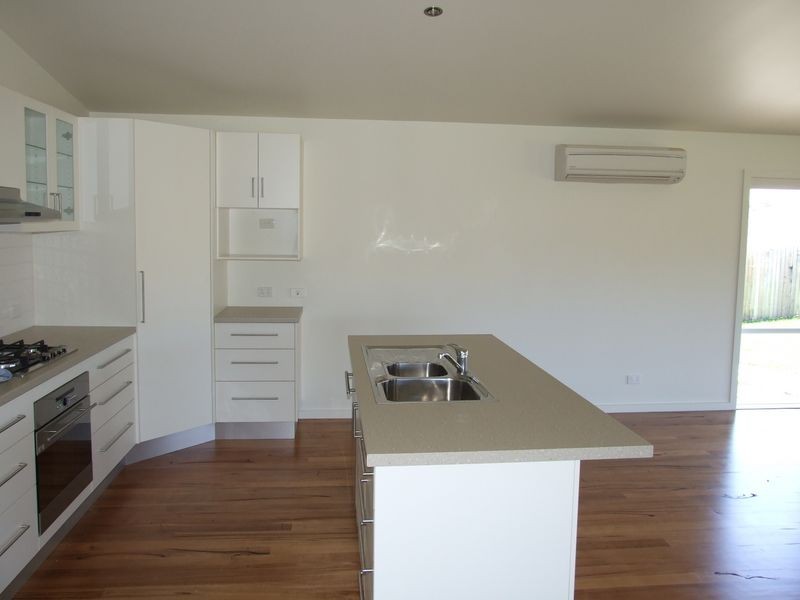 10 Koma Circuit, Bega NSW 2550