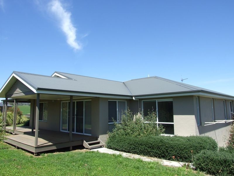 10 Koma Circuit, Bega NSW 2550