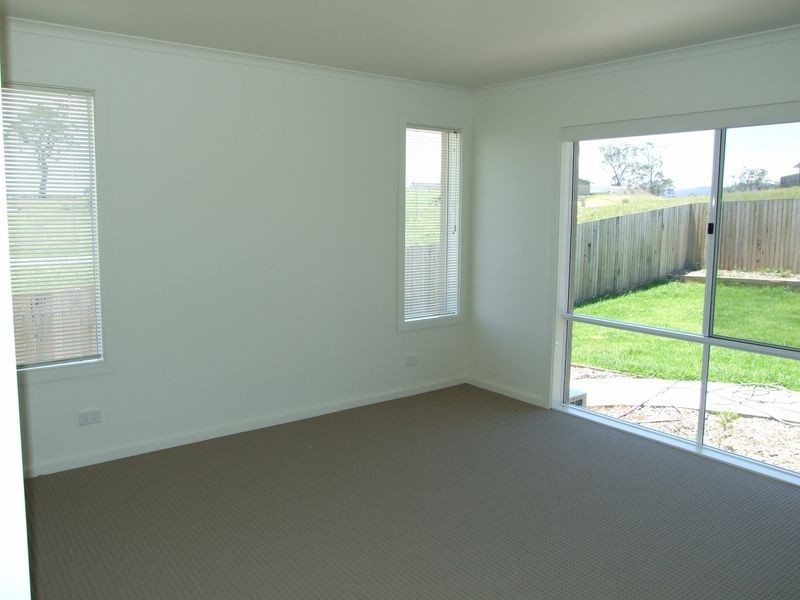 10 Koma Circuit, Bega NSW 2550