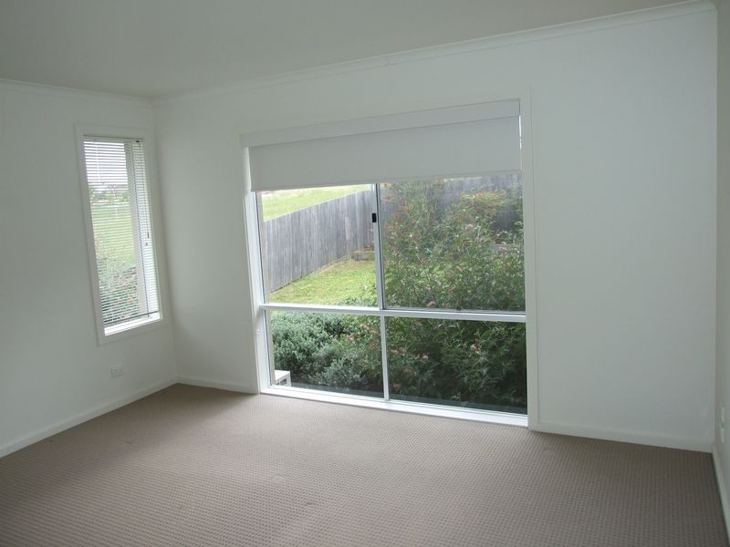 10 Koma Circuit, Bega NSW 2550