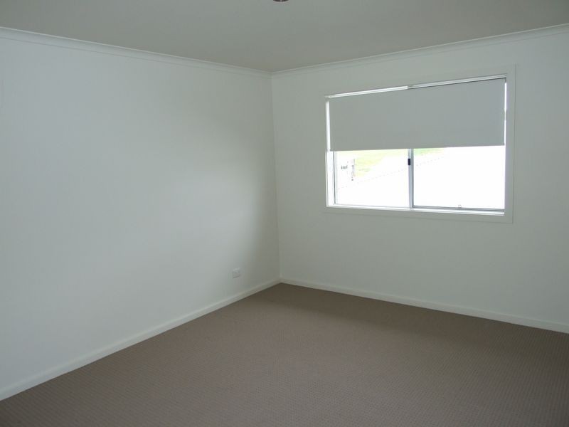 10 Koma Circuit, Bega NSW 2550