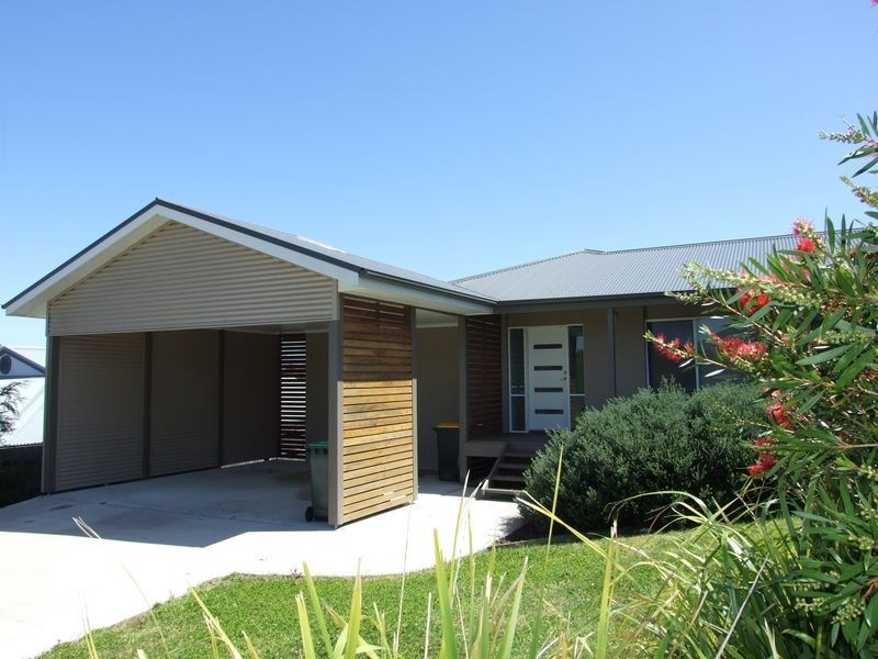 10 Koma Circuit, Bega NSW 2550
