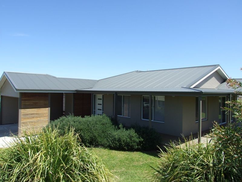10 Koma Circuit, Bega NSW 2550