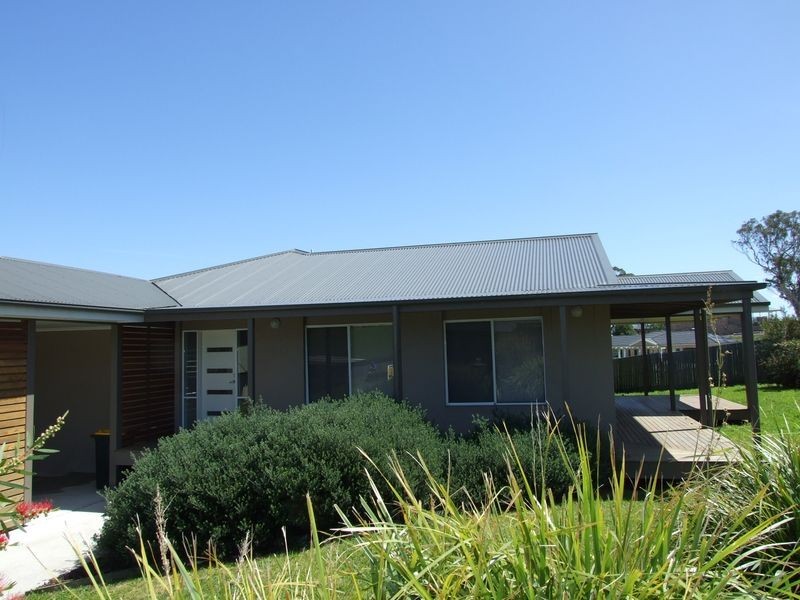 10 Koma Circuit, Bega NSW 2550