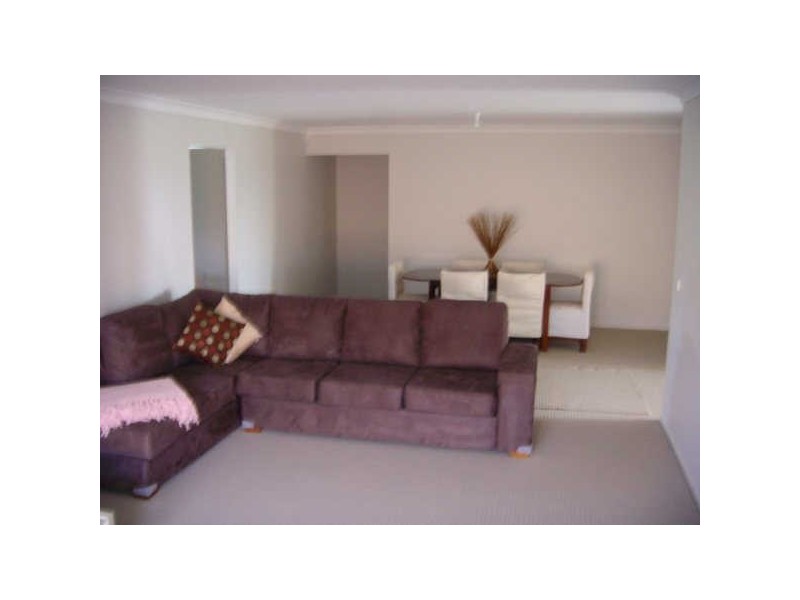 5 Koma Circuit, Bega NSW 2550