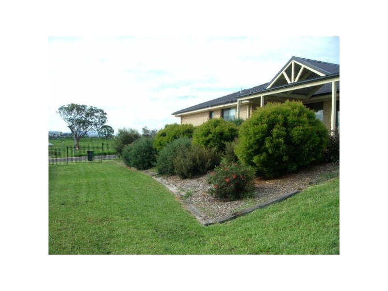 5 Koma Circuit, Bega NSW 2550