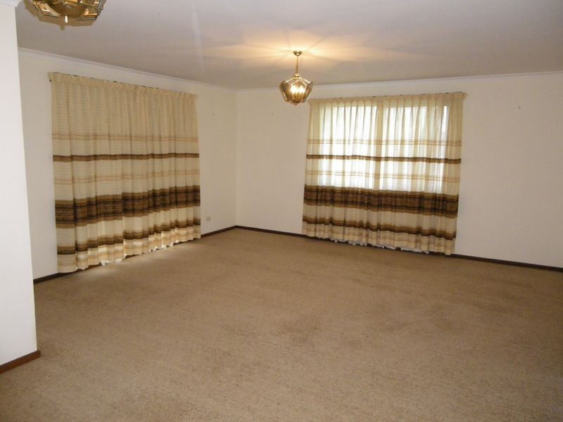 7 Goldberg Place, Bega NSW 2550