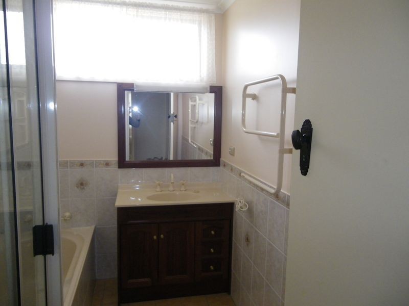 11 Wallace Street, Bega NSW 2550