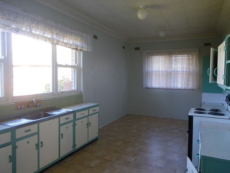 4 Tathra Rd, Bega NSW 2550