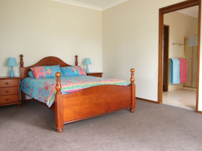 72 Gillcrest Drive, Bega NSW 2550