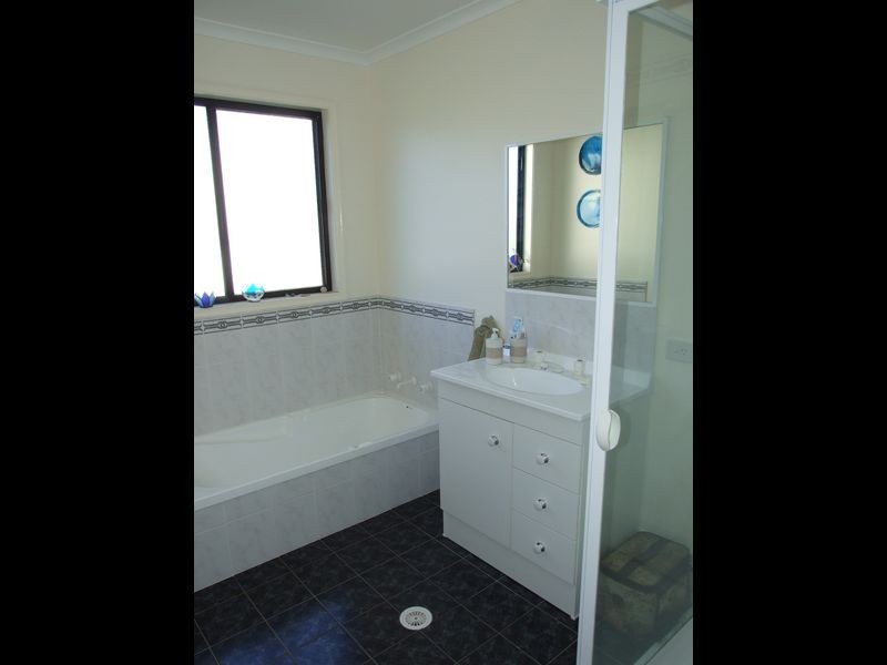 52 Valley Street, Bega NSW 2550