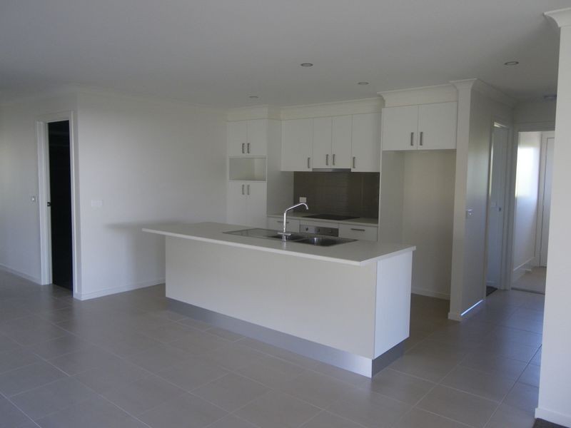 18 Koma Circuit, Bega NSW 2550