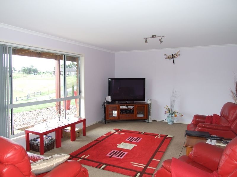 73 Max Slater Drive, Bega NSW 2550