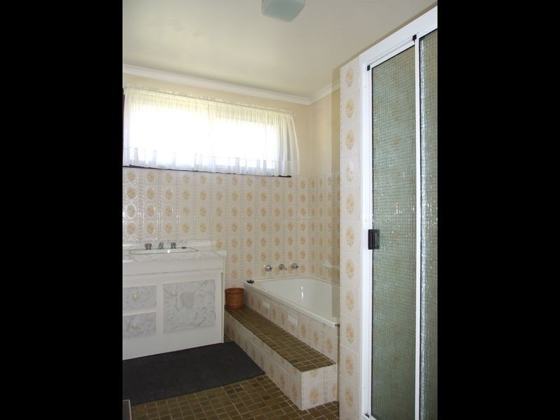 98 Lynjohn Drive, Bega NSW 2550