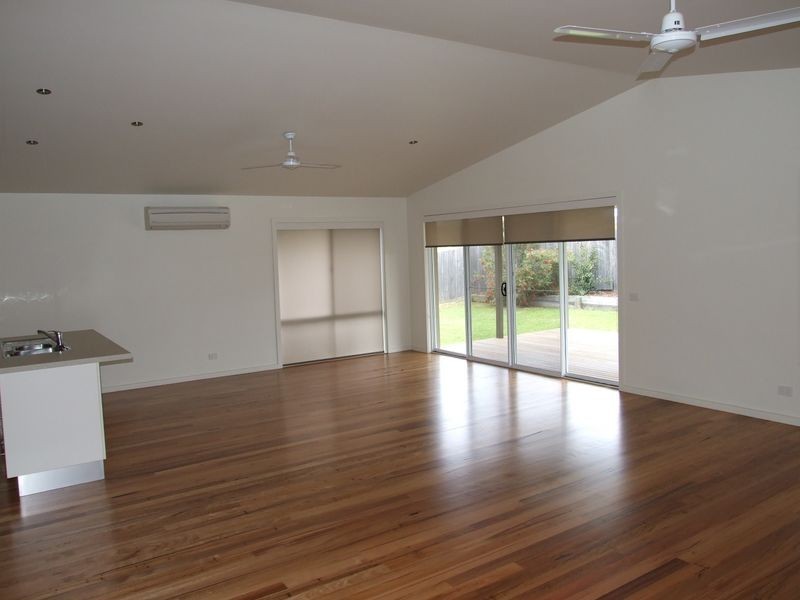 10 Koma Circuit, Bega NSW 2550