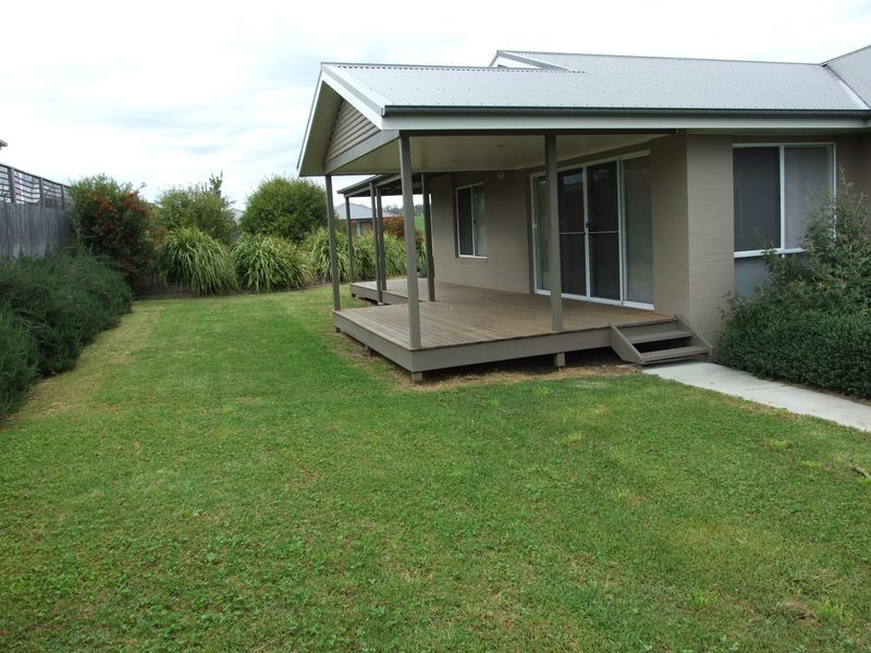 10 Koma Circuit, Bega NSW 2550