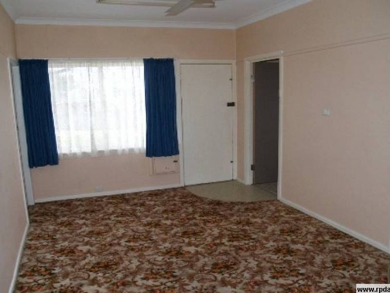 8 Blomfield Ave, Bega NSW 2550