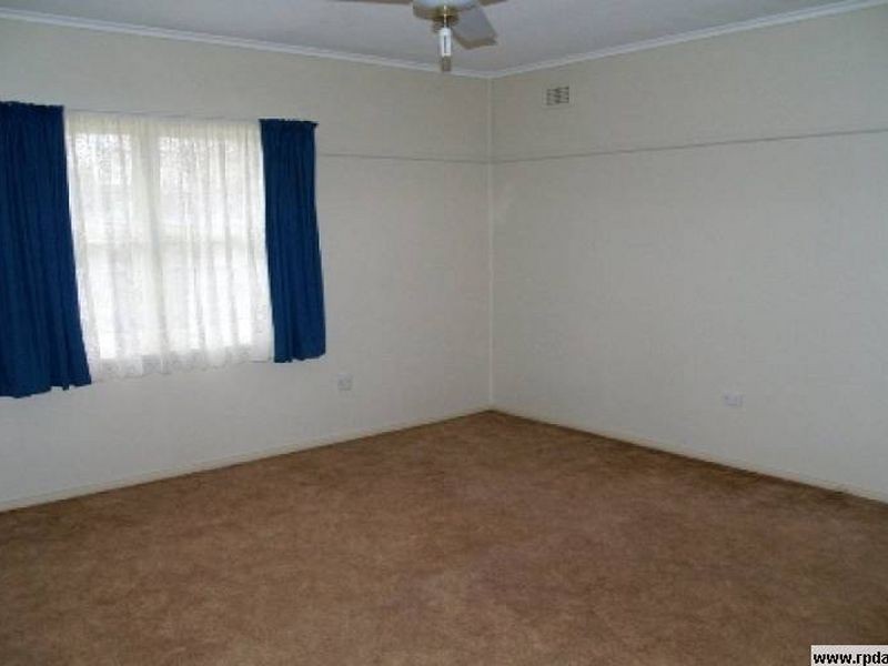 8 Blomfield Ave, Bega NSW 2550