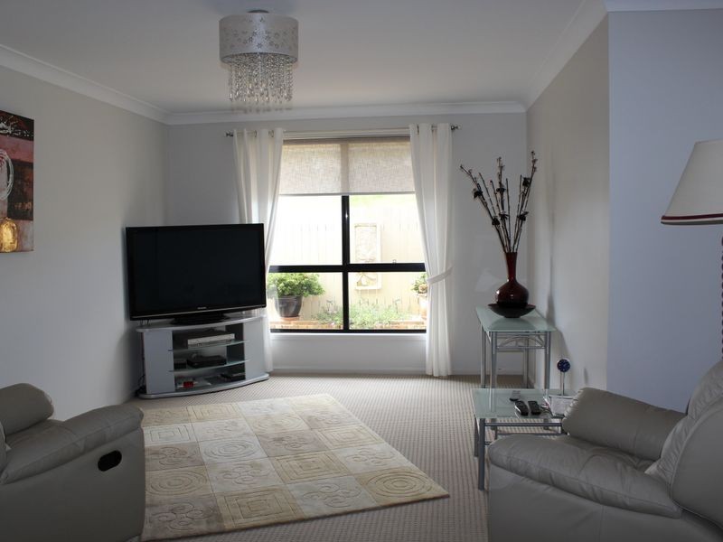 5 Koma Circuit, Bega NSW 2550