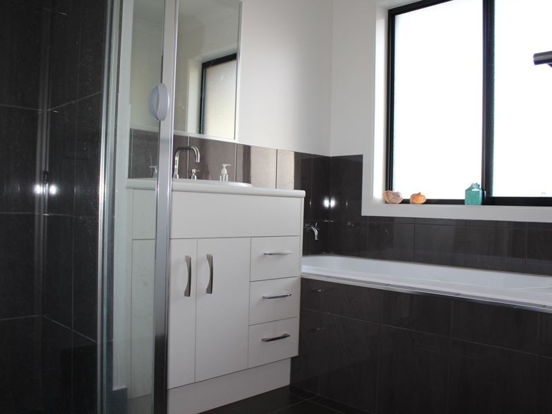 22 Koma Circuit, Bega NSW 2550