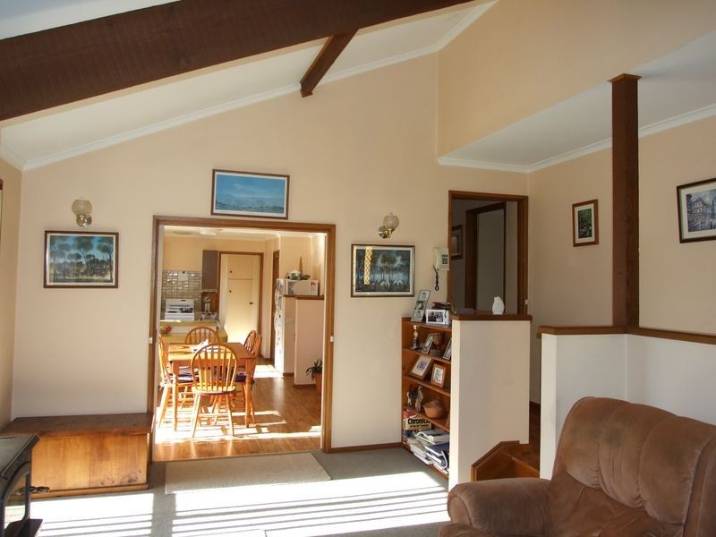 2 Deborah Cresent, Bega NSW 2550