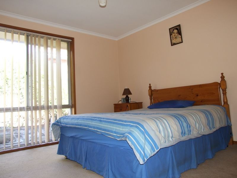 2 Deborah Crescent, Bega NSW 2550