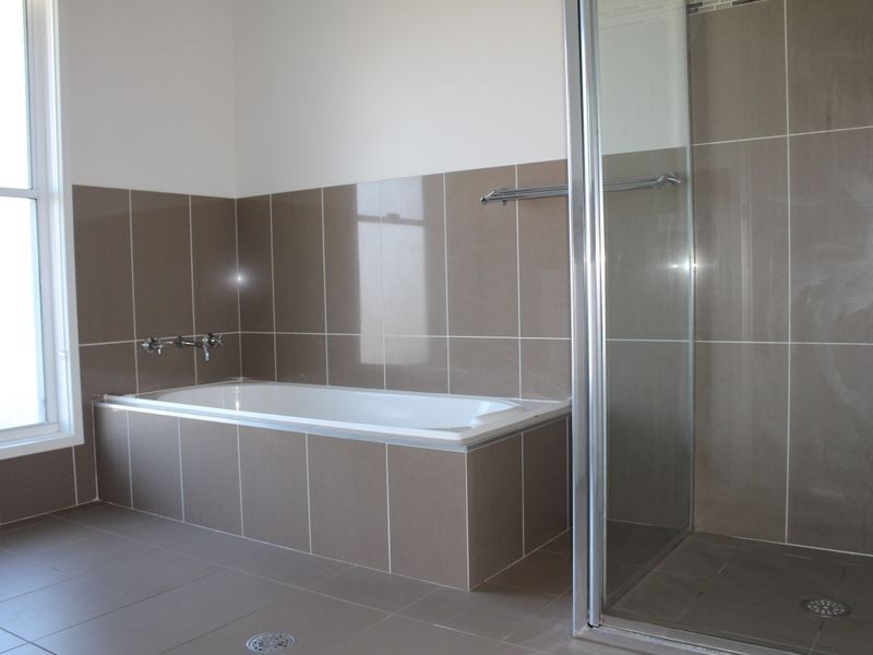 15 Koma Circuit, Bega NSW 2550