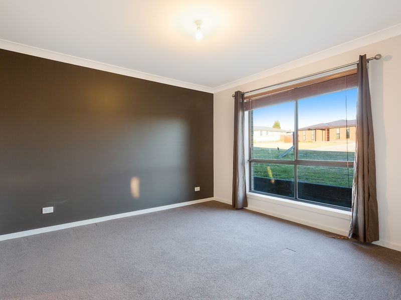 19 Koma Circuit, Bega NSW 2550