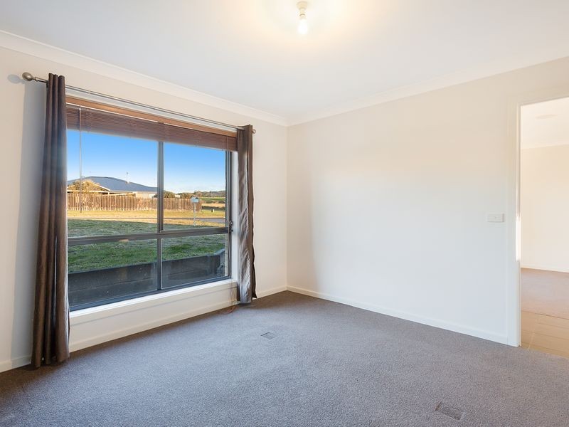 19 Koma Circuit, Bega NSW 2550